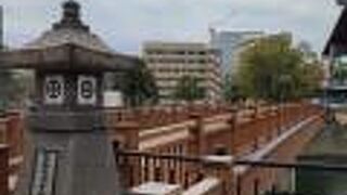 維新ふるさと館の前に