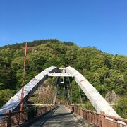 ダムの横に架かる橋