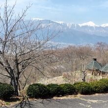 公園からは北アルプスの情景が望める