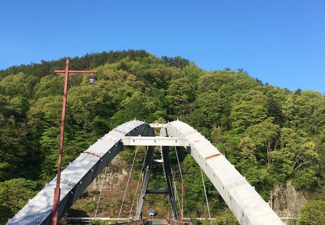 ダムの横に架かる橋