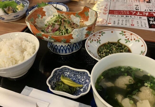 昼間から活気の良い店内です。