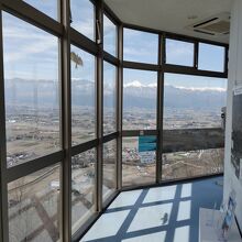 山と自然博物館の5階展望室からは安曇野，北アルプスを一望