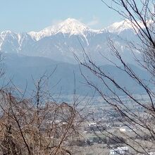 公園から常念岳を望む