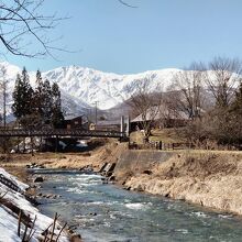 公園から眺める大出の吊橋と白馬連山の絶景