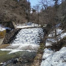 雪解け水が勢いよく流れる姫川