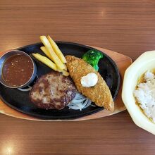 ハンバーグ、魚フライのランチ