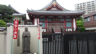 外壁沿い子守り地蔵があります。