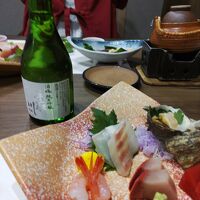 美味しい刺身で酒も進む