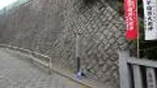 王子稲荷神社の南側にあるかなり急な坂道です。