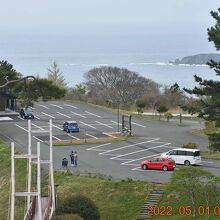 展望台より駐車場をみる。