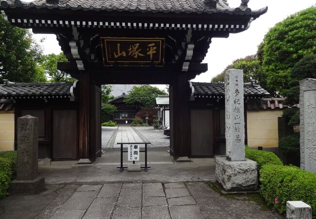 門の前に、「多紀桂山一族の墓」というりっぱな石碑がありました。