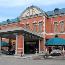 けっこう荘厳な建物