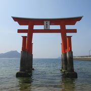 海に浮かぶ厳島神社の大鳥居