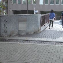 太鼓橋の親柱と橋の形状です。太鼓型ではなく、直線的な形状です