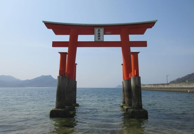 海に浮かぶ厳島神社の大鳥居