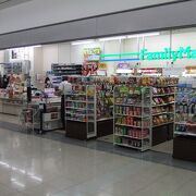 １階にはファミリーマートとコラボしたお店も