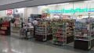 １階にはファミリーマートとコラボしたお店も