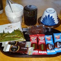 お部屋にはコーヒーなどたくさん用意されていました。