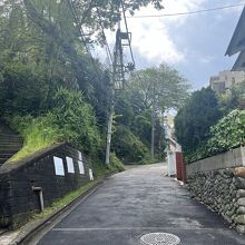 坂のまん中あたりで