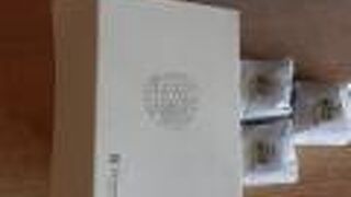 石臼で挽いた抹茶のスイーツ、中に大福が入っている