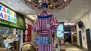 「くいだおれ太郎」がお出迎え