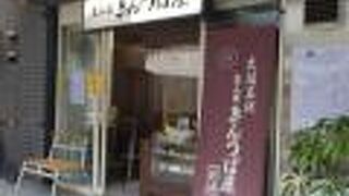 きんつば、大阪の銘菓の一つ、四角な餡子を焼き上げた素朴な和菓子