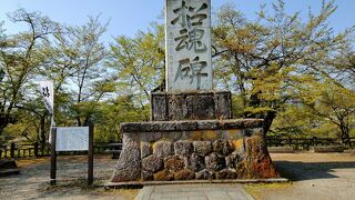 招魂碑は戊辰戦争と西南戦争で戦死した郷土の人を慰霊するために建もの