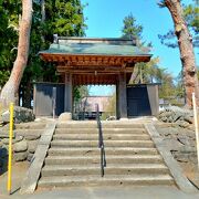 上杉家の菩提寺で歴代藩主の奥方や子女、重臣の直江兼続の墓があります