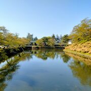 上杉家の米沢城本丸跡地にある上杉神社の周りにあるお濠に囲まれた公園