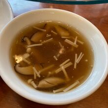 椎茸が入ってトロミがある本格的なスープがついてきました。