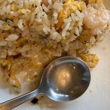 食べやすくスープも飲みやすい丸い形状のスプーンがついてました