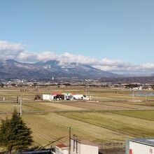 部屋から田園越しの磐梯山を眺める