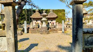 ＮHKの大河ドラマ「天地人」の主人公で上杉家の重鎮として活躍した直江兼続夫妻の墓が林泉寺にあります