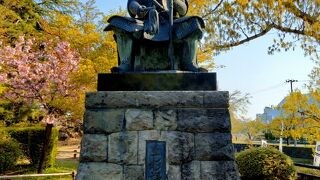 上杉謙信を祀る上杉神社の参道の右側に上杉謙信公像があります