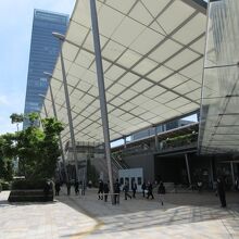 グランルーフの前に長距離バスの発着所もある