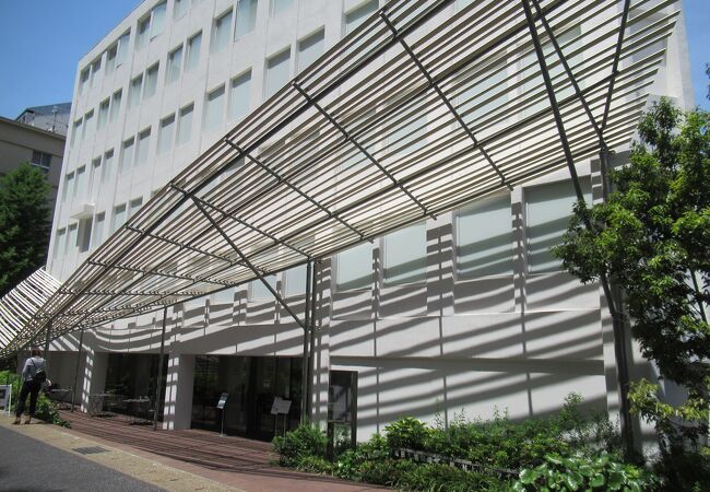 建物は隈研吾氏による設計で、木のぬくもりが感じられます