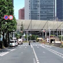 東京駅東口に相当する八重洲口から東方面にのびる大通りです