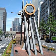 八重洲通りの中央分離帯に『平和の鐘』があります