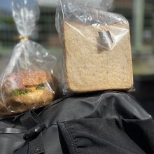 食パンとハンバーガーを購入