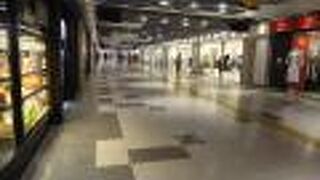 広々していてお店が多い