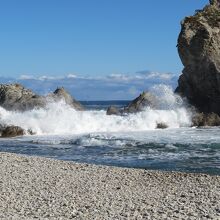 こんなに波が荒れた浄土ヶ浜を見るのは初めてかも。