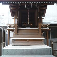 目黒稲荷神社の社殿です。こじんまりとした社殿です。