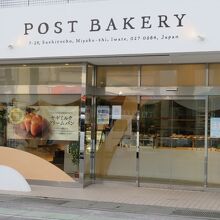 ガラス張りで明るくおしゃれな店構えです。