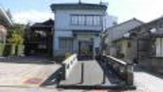 にし茶屋街にある国の登録有形文化財で、洋館と和風建築が繋がっています