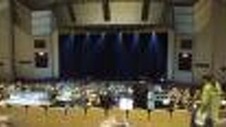 後方席でも見やすいホ－ル