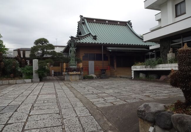 住宅街にある寺院です。