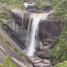 一枚岩を流れるダムのような滝