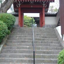 海福寺の参道と四脚門です。階段のすぐ傍であり、強度が必要です