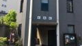 ４階建のビルの奥に本堂と墓地