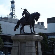 松平直政公の騎馬像。